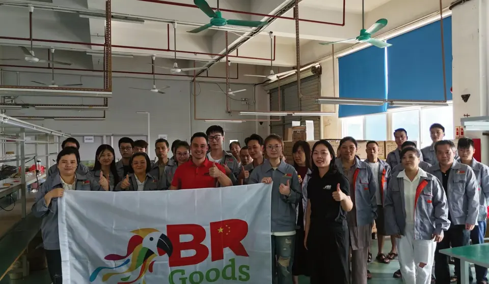 BR Goods团队在生产现场合影