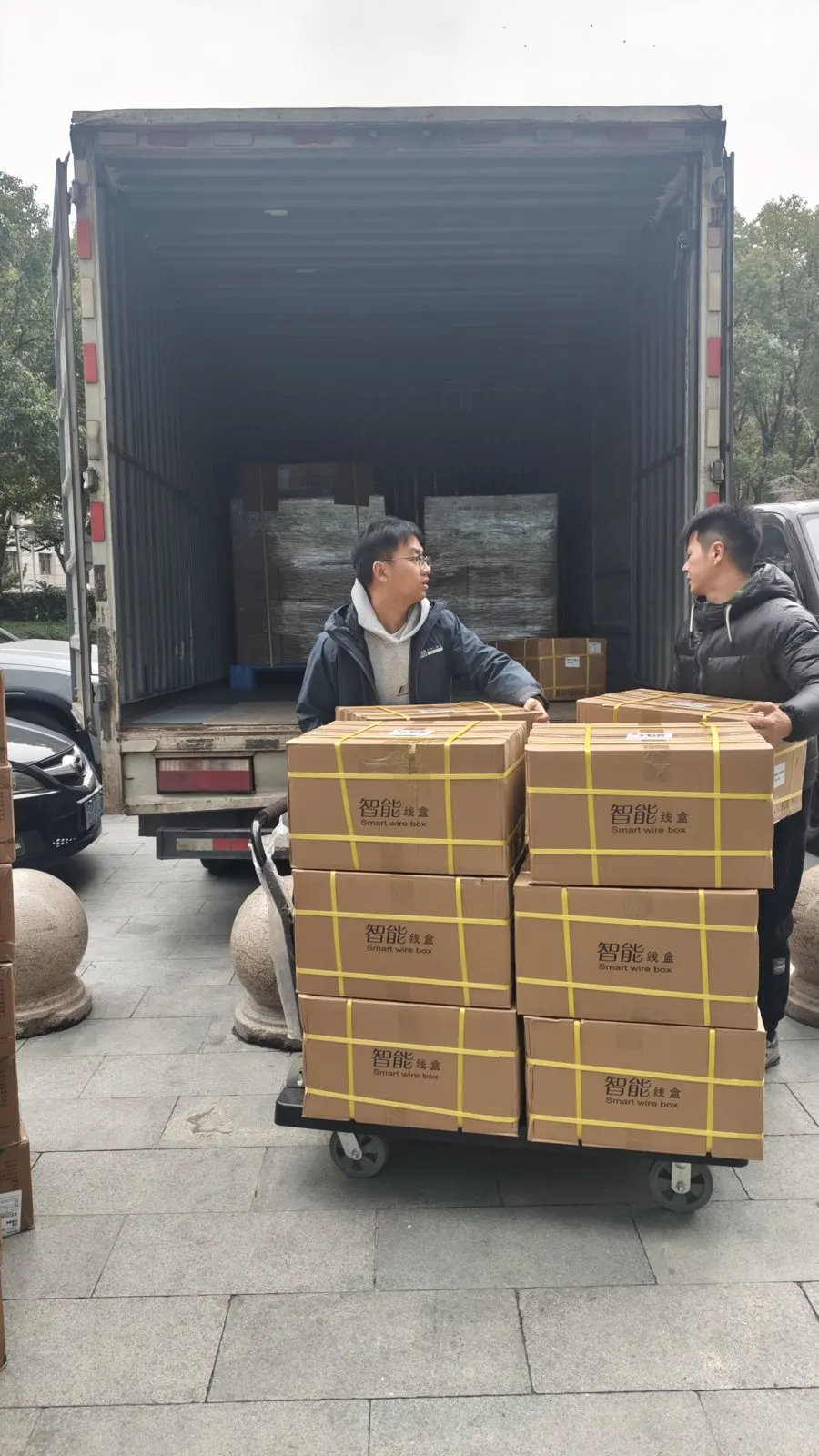 团队与集装箱装货现场