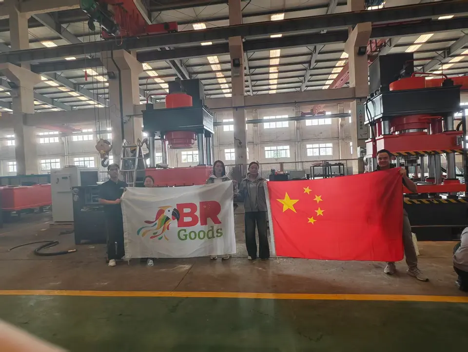 BR Goods团队在机械车间
